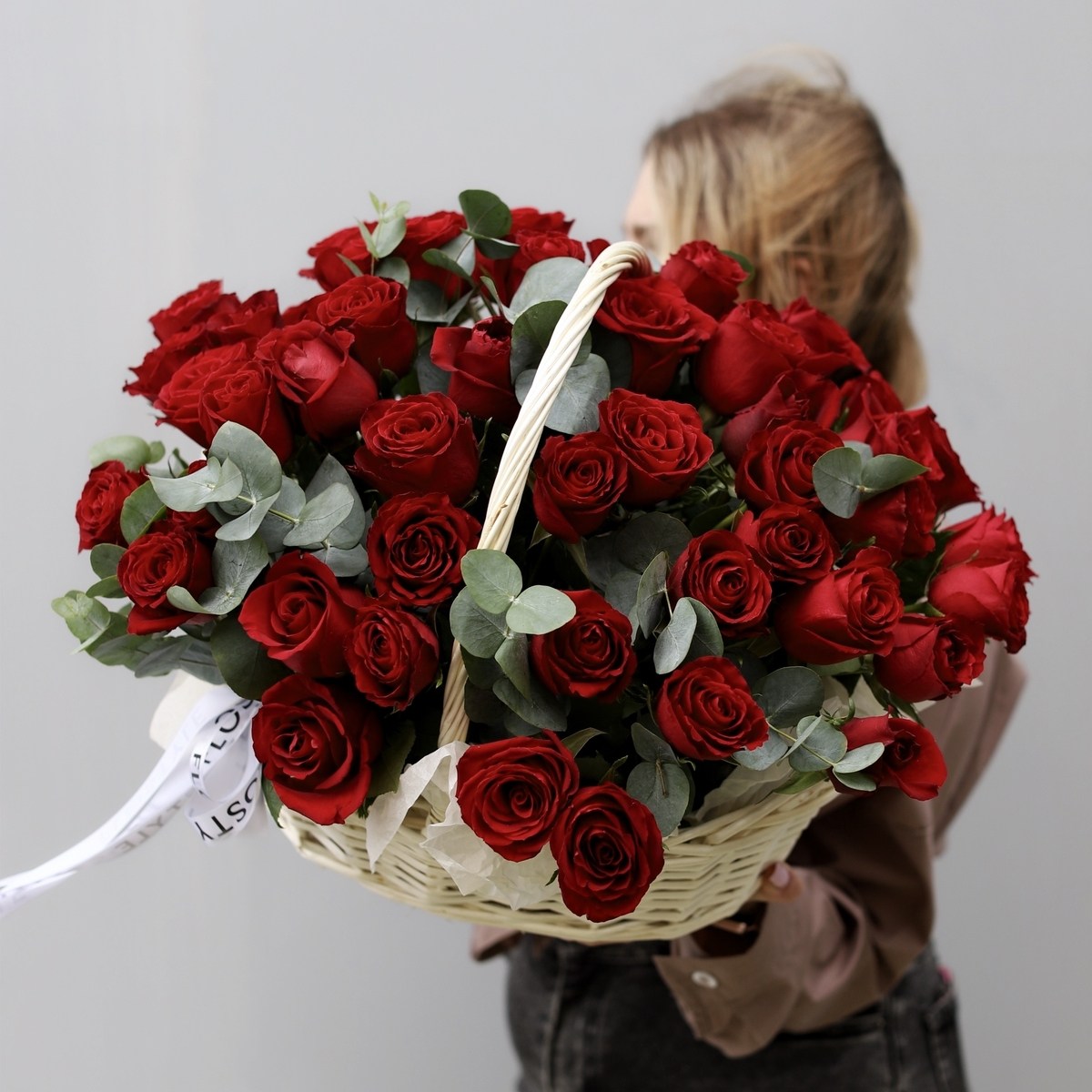 korzina s krasnymi rozami 4